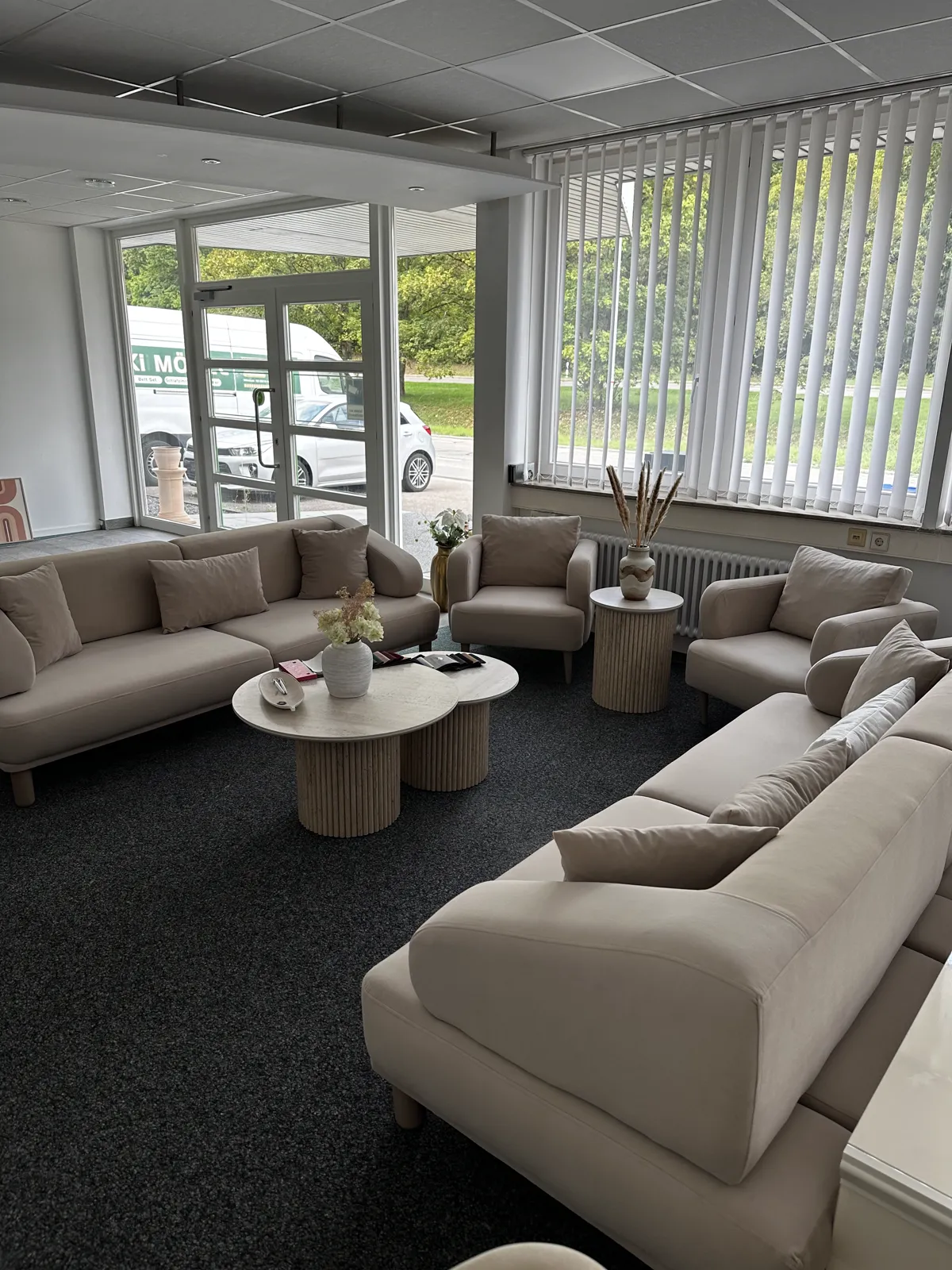 Ausstellung im Vilki Möbelhaus – Sofas und Sessel in Creme