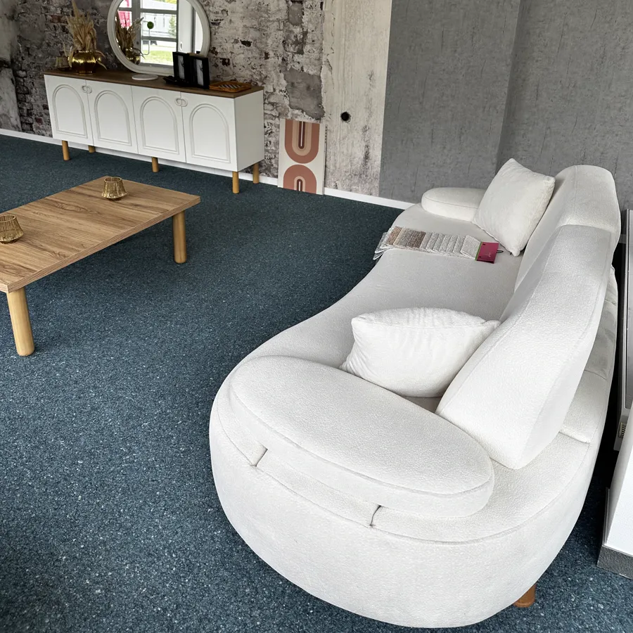 Geschwungenes Bouclé-Sofa in der Ausstellung des Vilki Möbelhauses